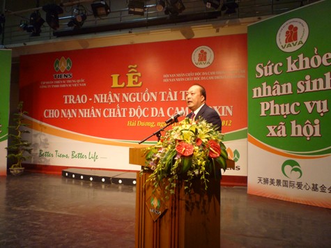 Ông Lý Kim Nguyên, Chủ tịch Tập đoàn đa quốc gia Thiên Sư phát biểu trong buổi lễ trao nguồn tài trợ. (Ảnh Thu Hòe)